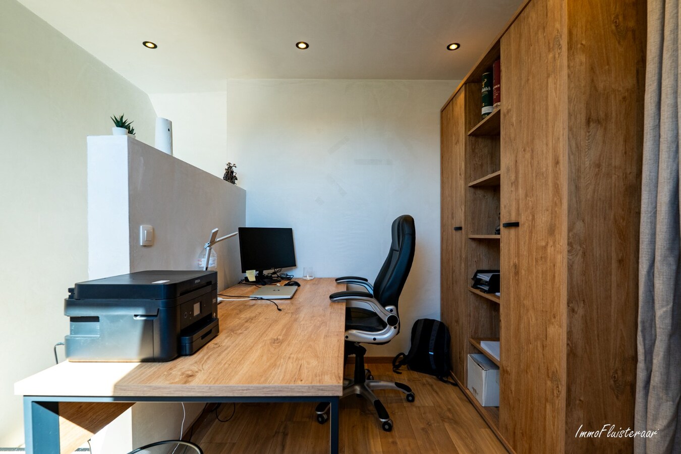 Recent gerenoveerde woning met paardenstallen en buitenpiste op ca. 12.370 m2  te Geel 