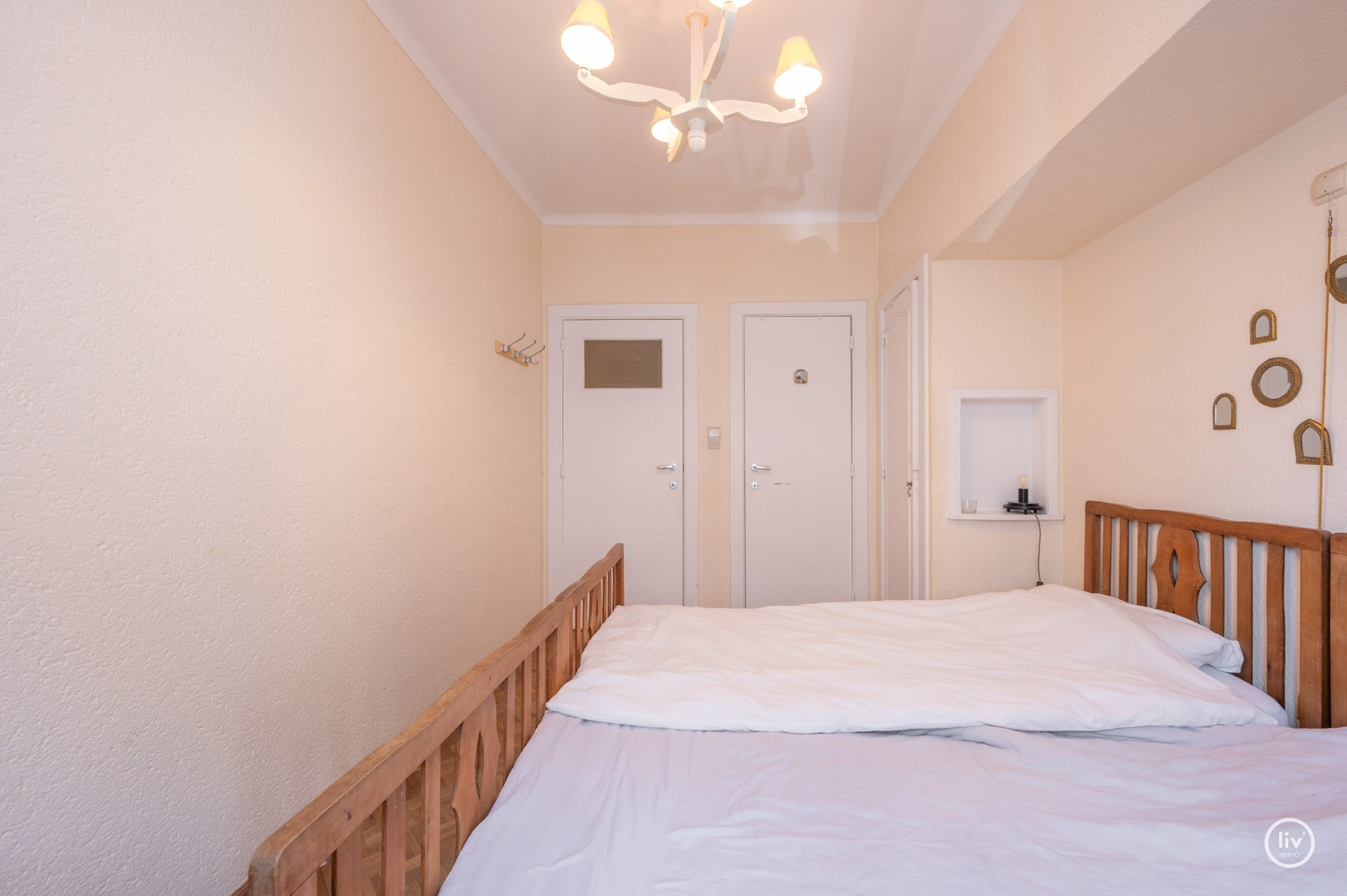 Zonnig HOEKappartement gelegen op de Van bunnenlaan met zicht op de Heilighart kerk te Knokke. 