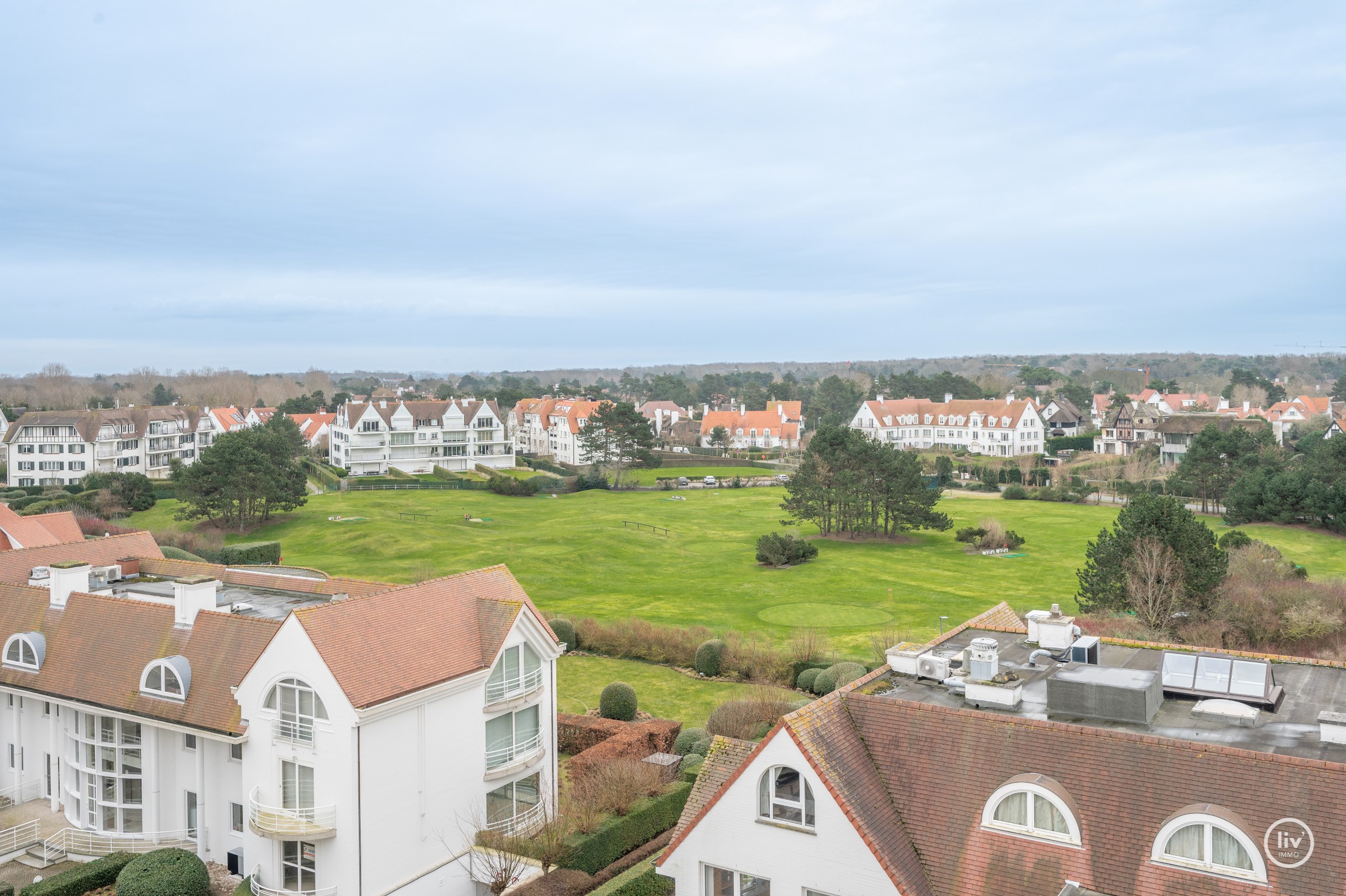 Un appartement en duplex rénové unique avec une magnifique terrasse ensoleillée offrant une vue dégagée situé sur la Kustlaan au cœur du Zoute. 
