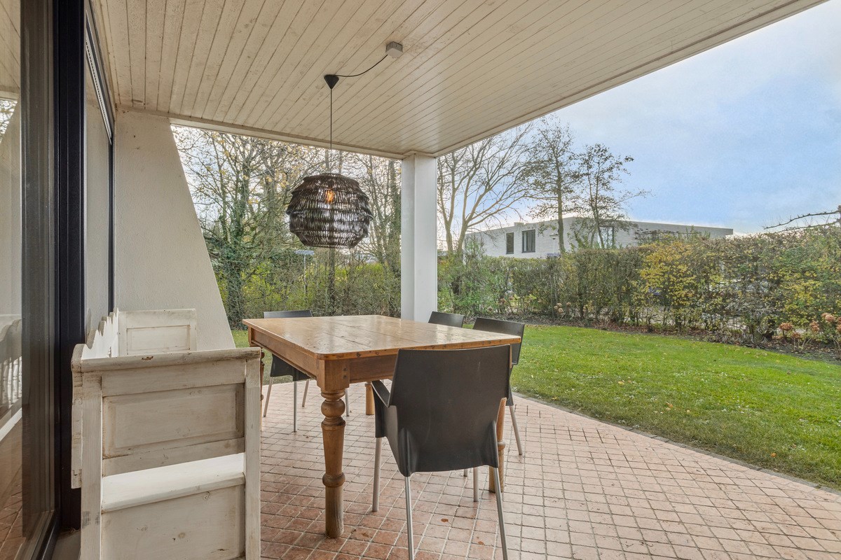 T.A. Makelaardij biedt aan: moderne architectonische vrijstaande villa met extra brede vrijstaande garage en royale private tuin rondom. 