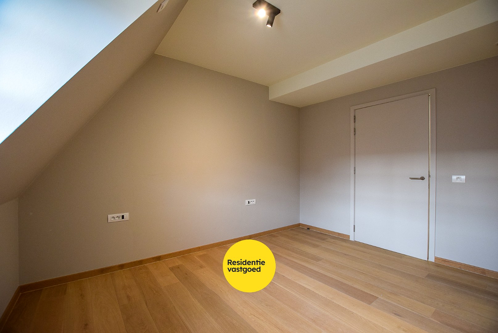 Uiterst goed onderhouden assistentieflat (55m² + 11m² terras) met 1 slaapkamer te Nieuwpoort. 