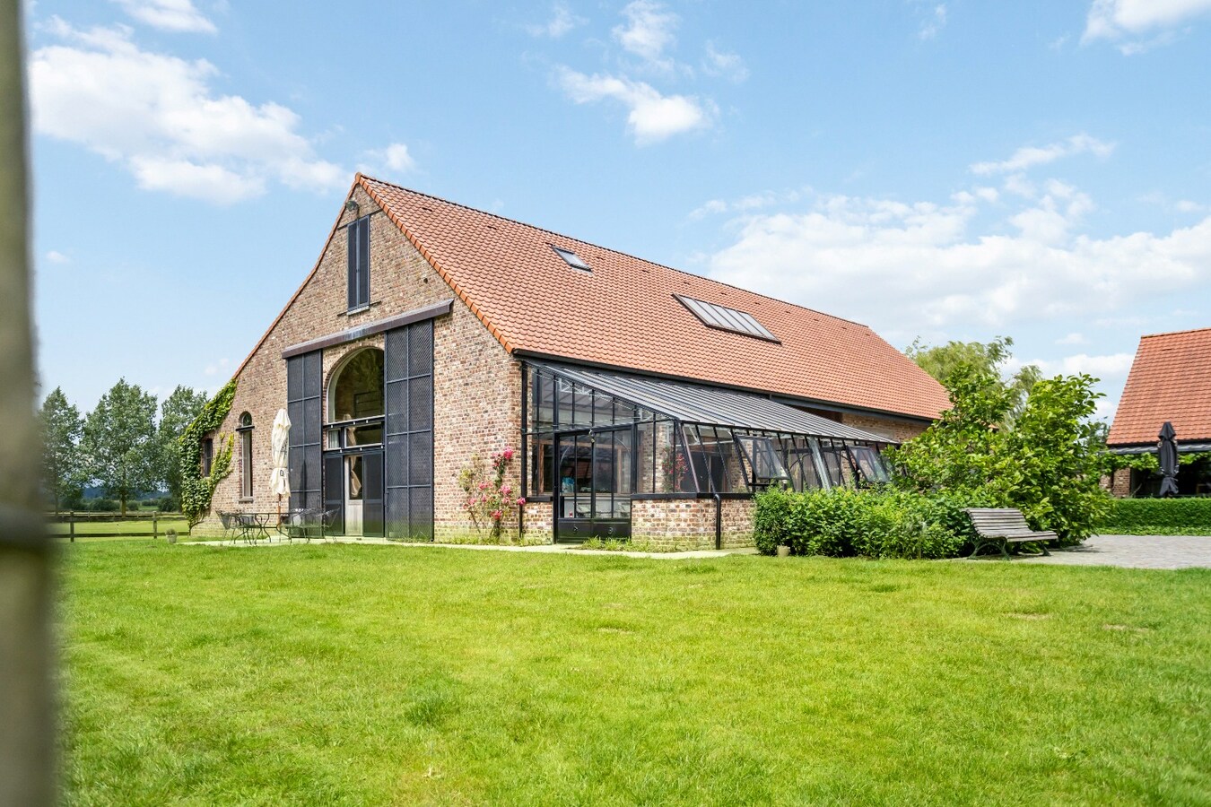 Unieke vierkantshoeve op toplocatie in Heuvelland te koop! 