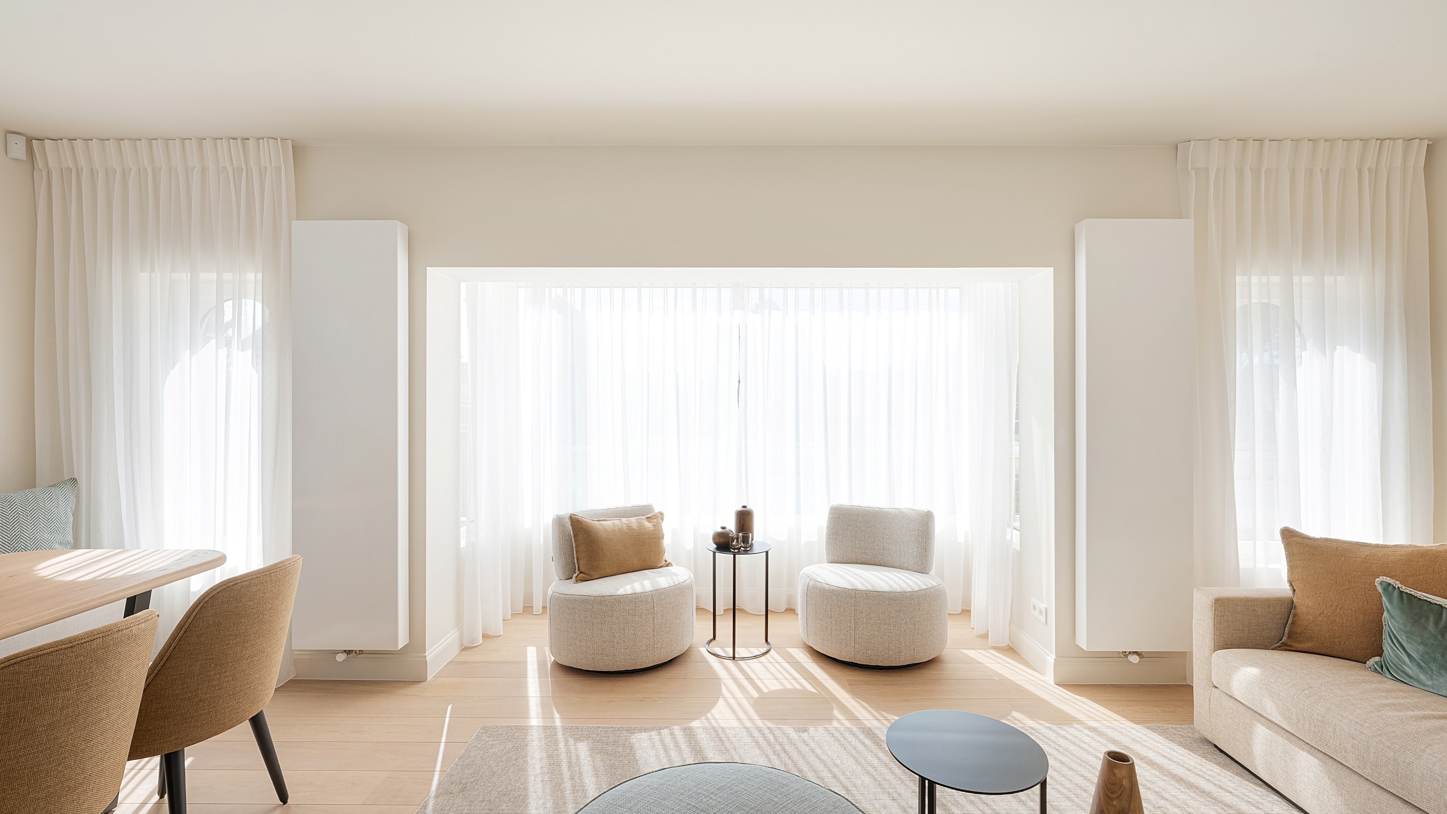 Op een uitmuntende locatie in Duinbergen, op wandelafstand van het strand en de duinen, bevindt zich deze prachtig en hoogwaardig gerenoveerde koppelvilla. 