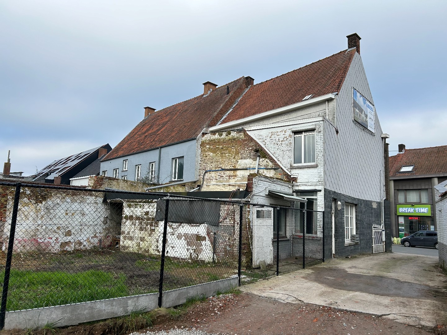 Ruime, totaal te renoveren burgerwoning met stadstuintje 