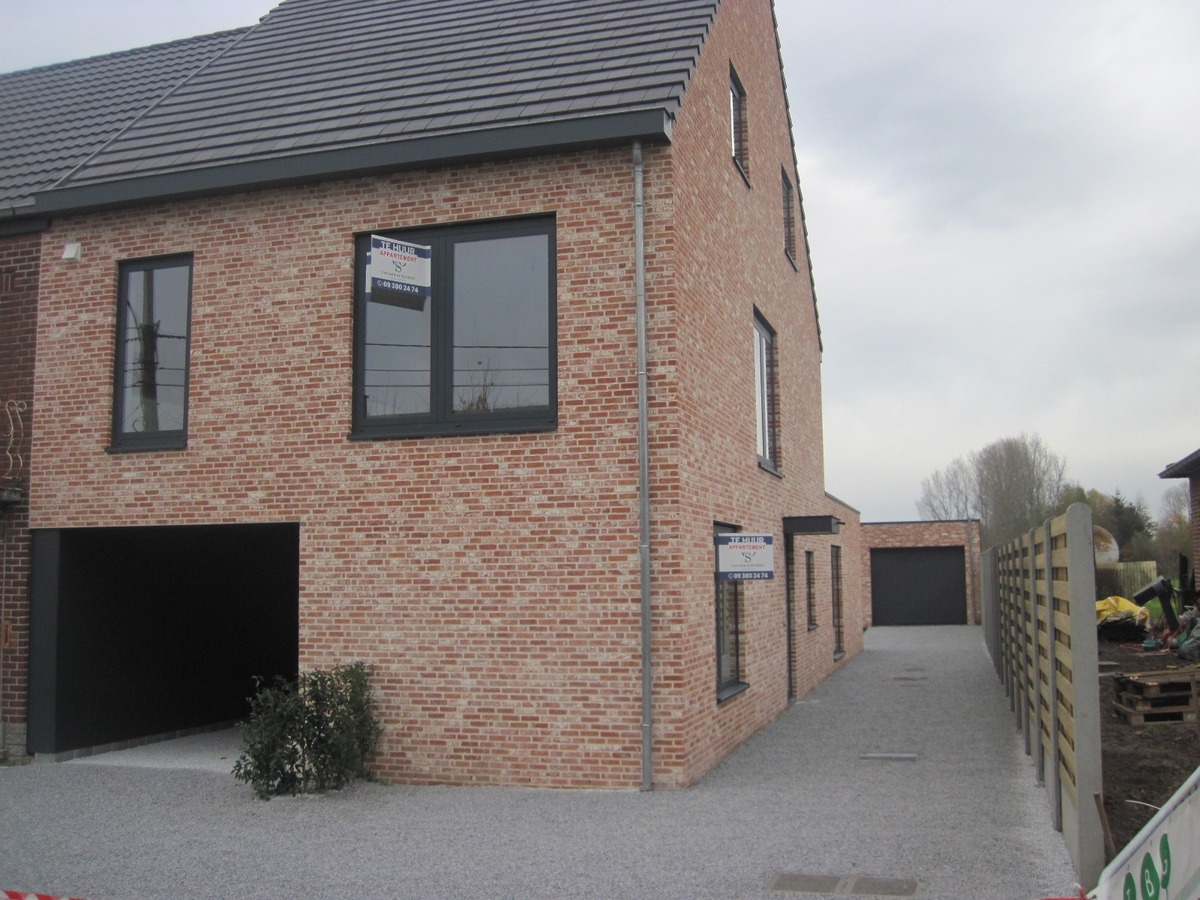 Splinternieuw ruim gelijkvloers appartement. 