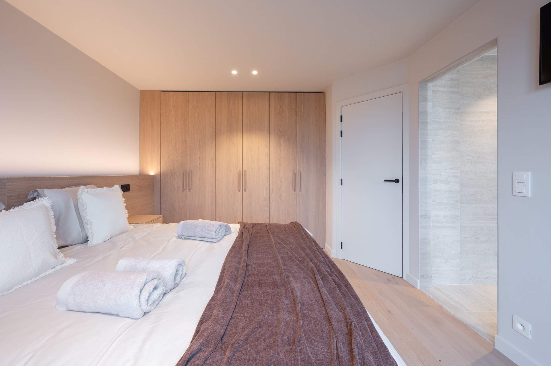 Appartement en duplex spacieux et rénové, orienté plein sud, situé dans un emplacement exceptionnel sur la Lippenslaan. 