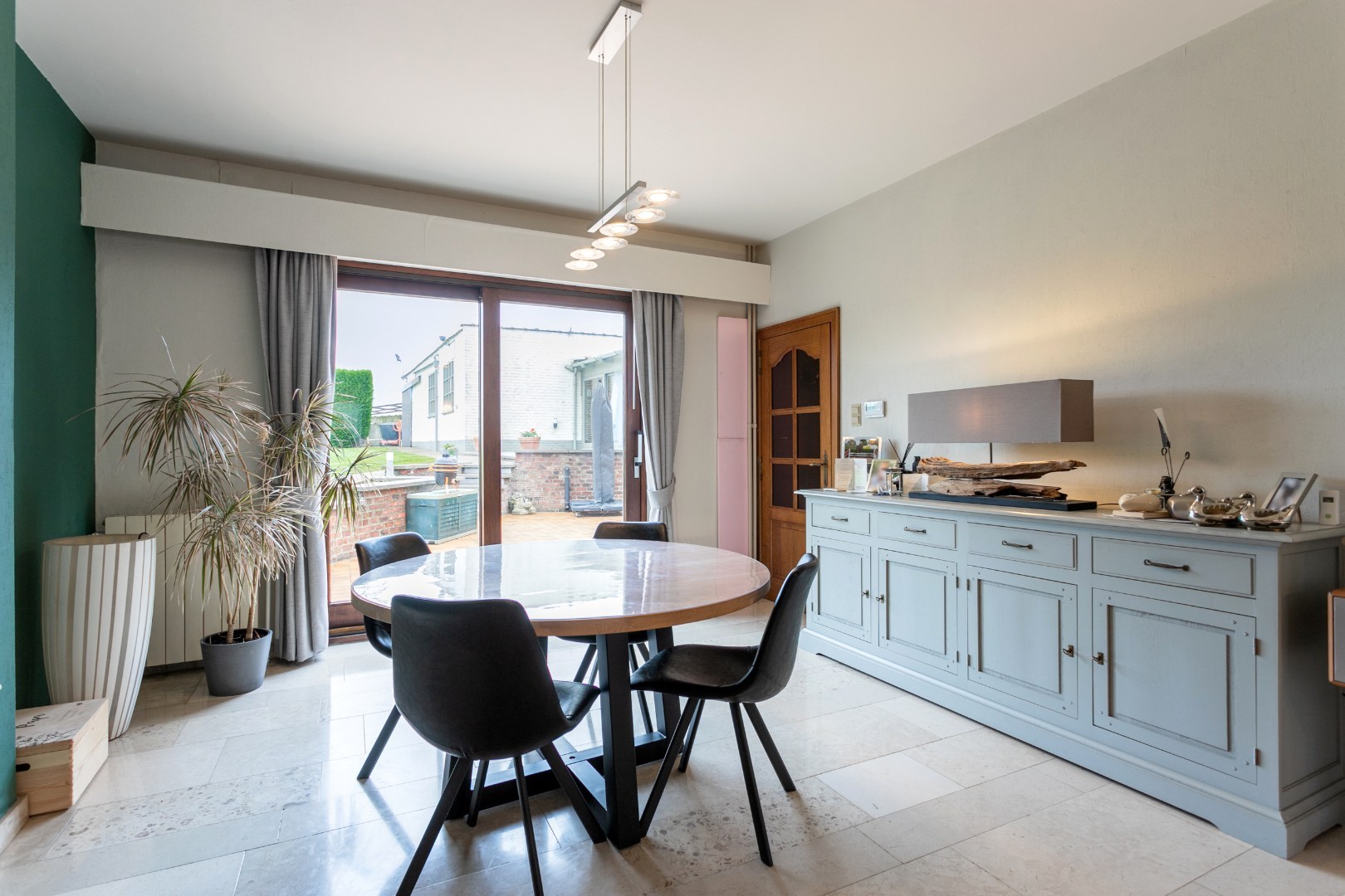 Ruime woning met naastgelegen bouwgrond en loods 
