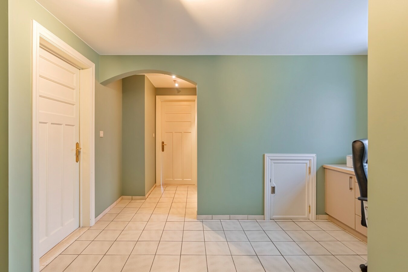 Ruime woning op een zeer rustige locatie met tuin, garage, carport en 3 slaapkamers in Opglabbeek. 