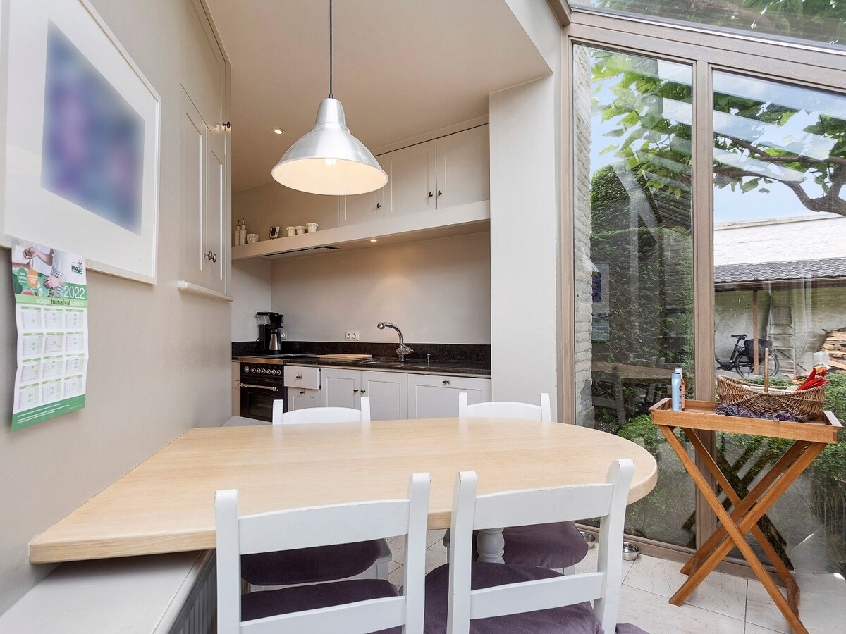 Charmant handelspand met woonst op de markt in Kruishoutem 