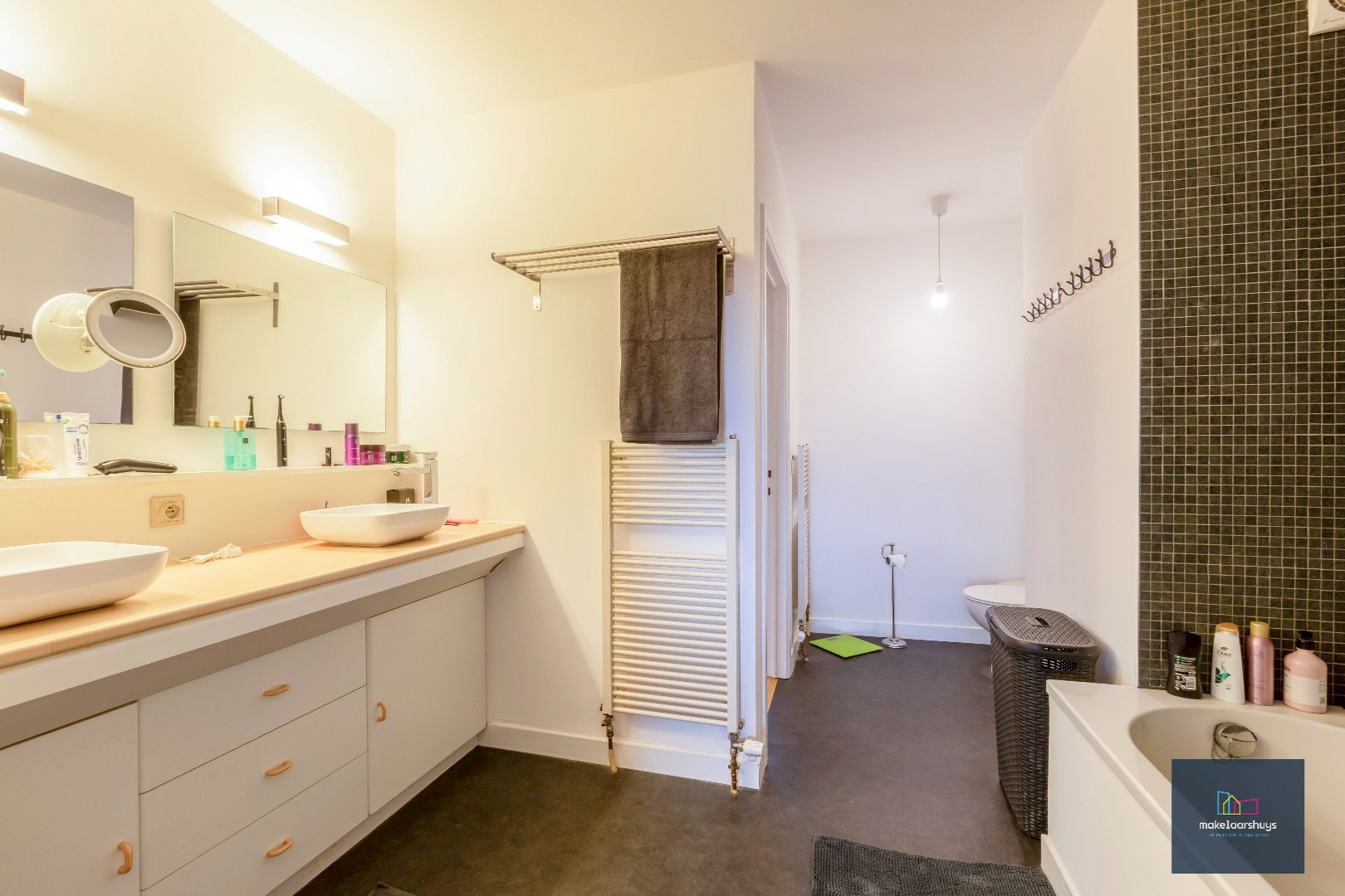 Heel ruime instapklare woning in rij  met zonneterras en 2 staanplaatsen 