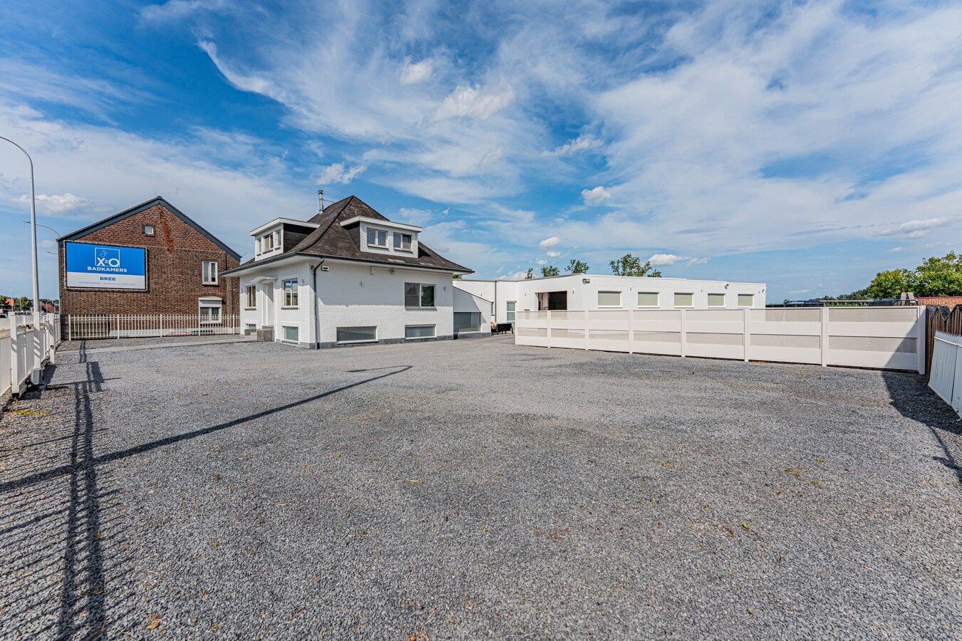 Commercieel gelegen woning met magazijn en parking 