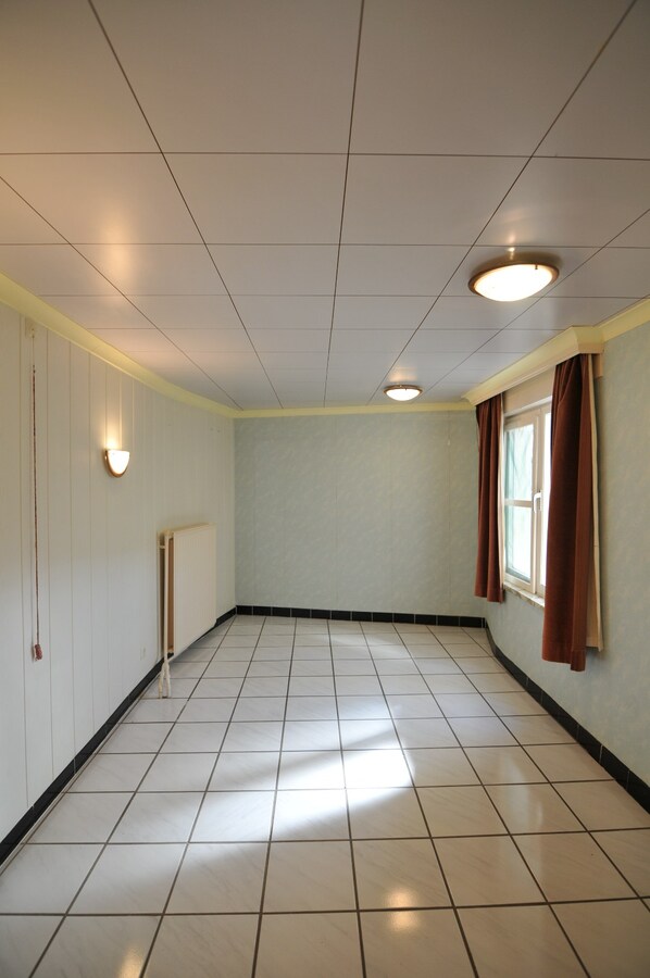 Rijwoning met garages in rustige omgeving 