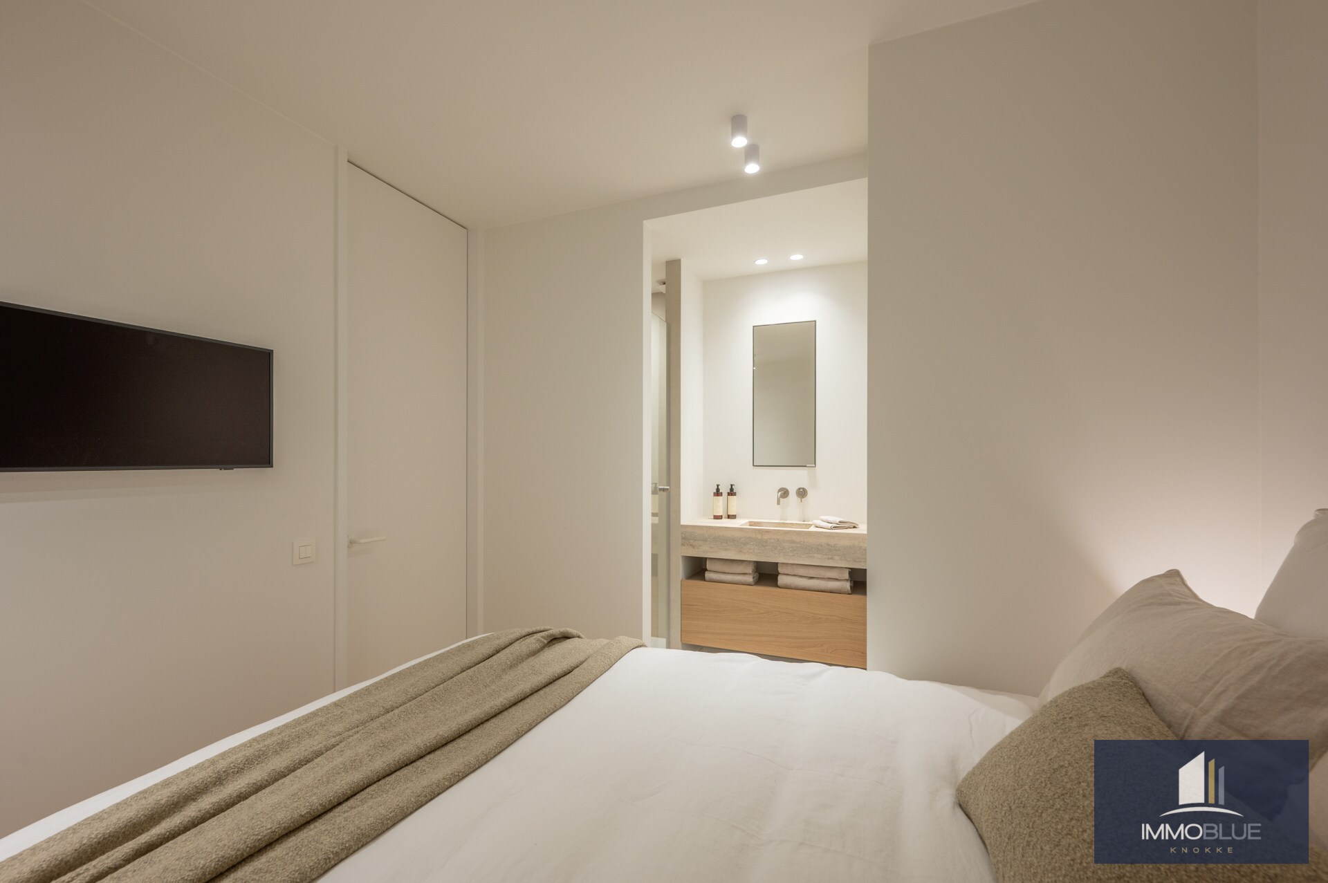 Appartement lumineux, entièrement rénové, avec trois chambres et une largeur de façade d’environ 5,5 mètres, idéalement situé à proximité de l’avenue Dumortier. 