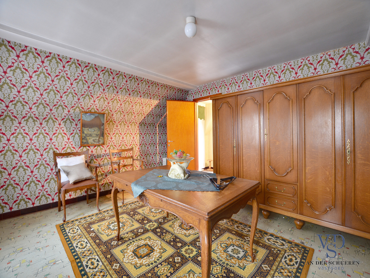 Stevige woning met karaktervolle stallingen in hartje Dikkelvenne. 