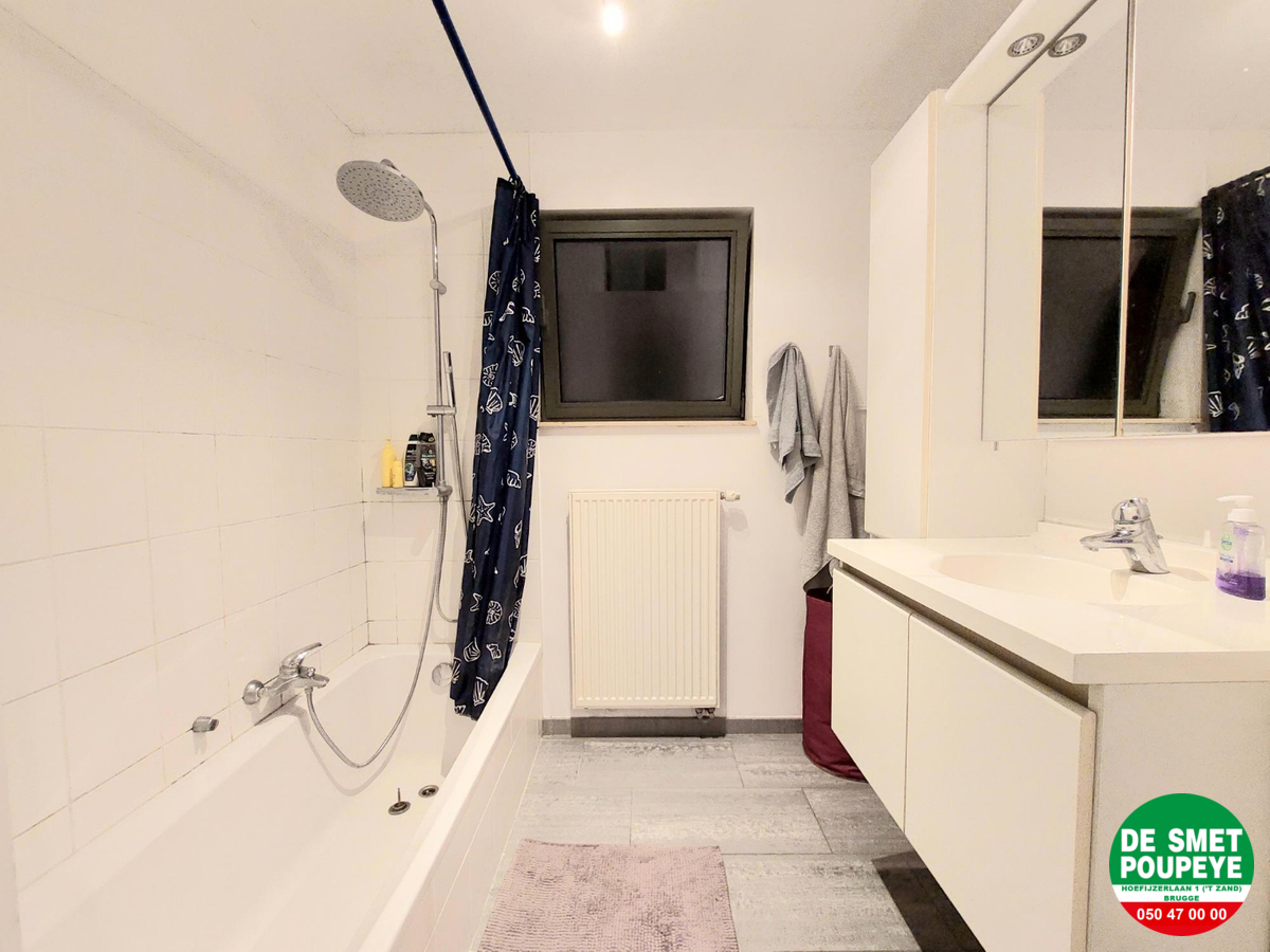 alt=badkamer met douche en ligbad