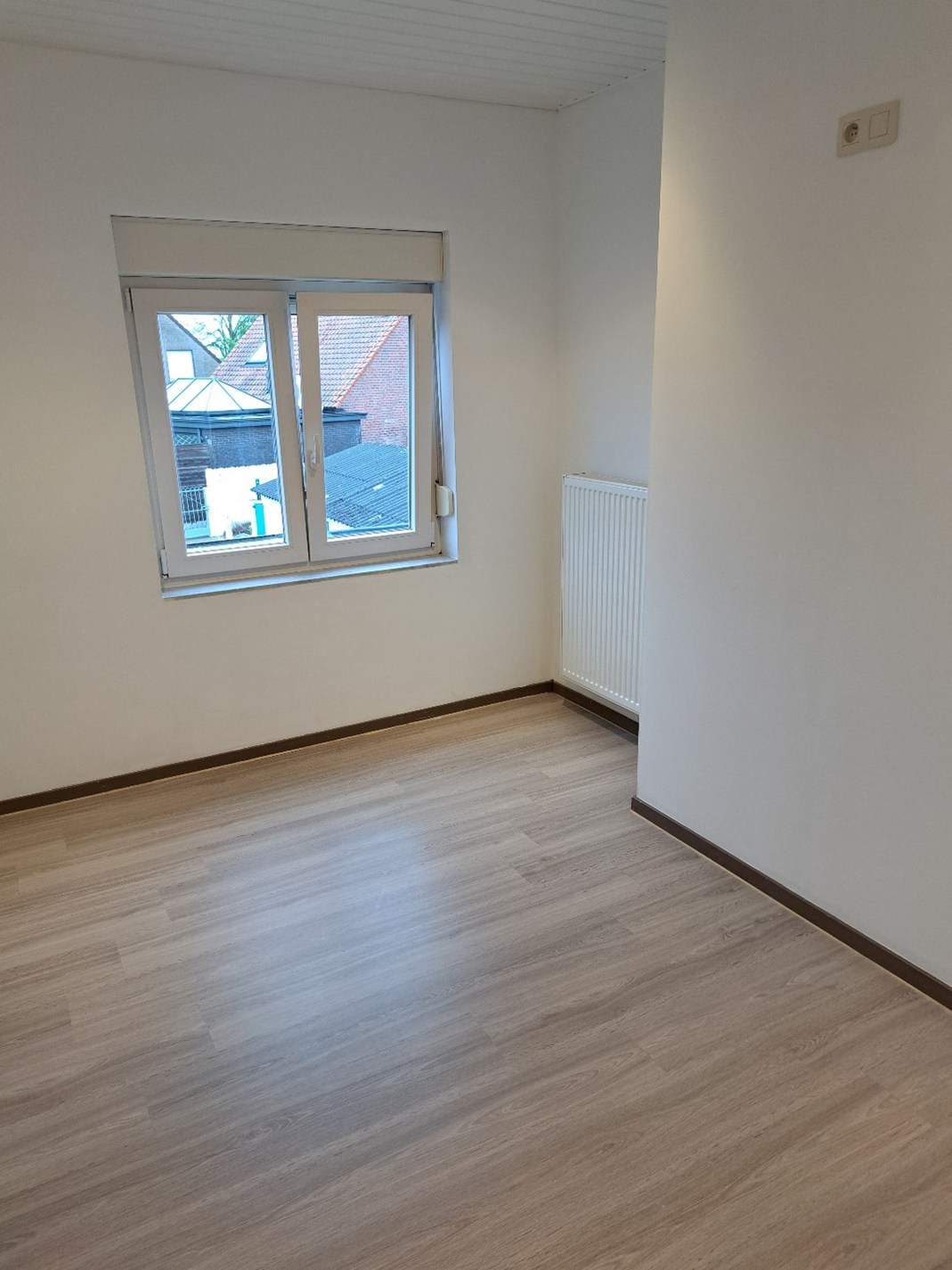 Ruime woning met tuin, drie slaapkamers en garage te Waregem 