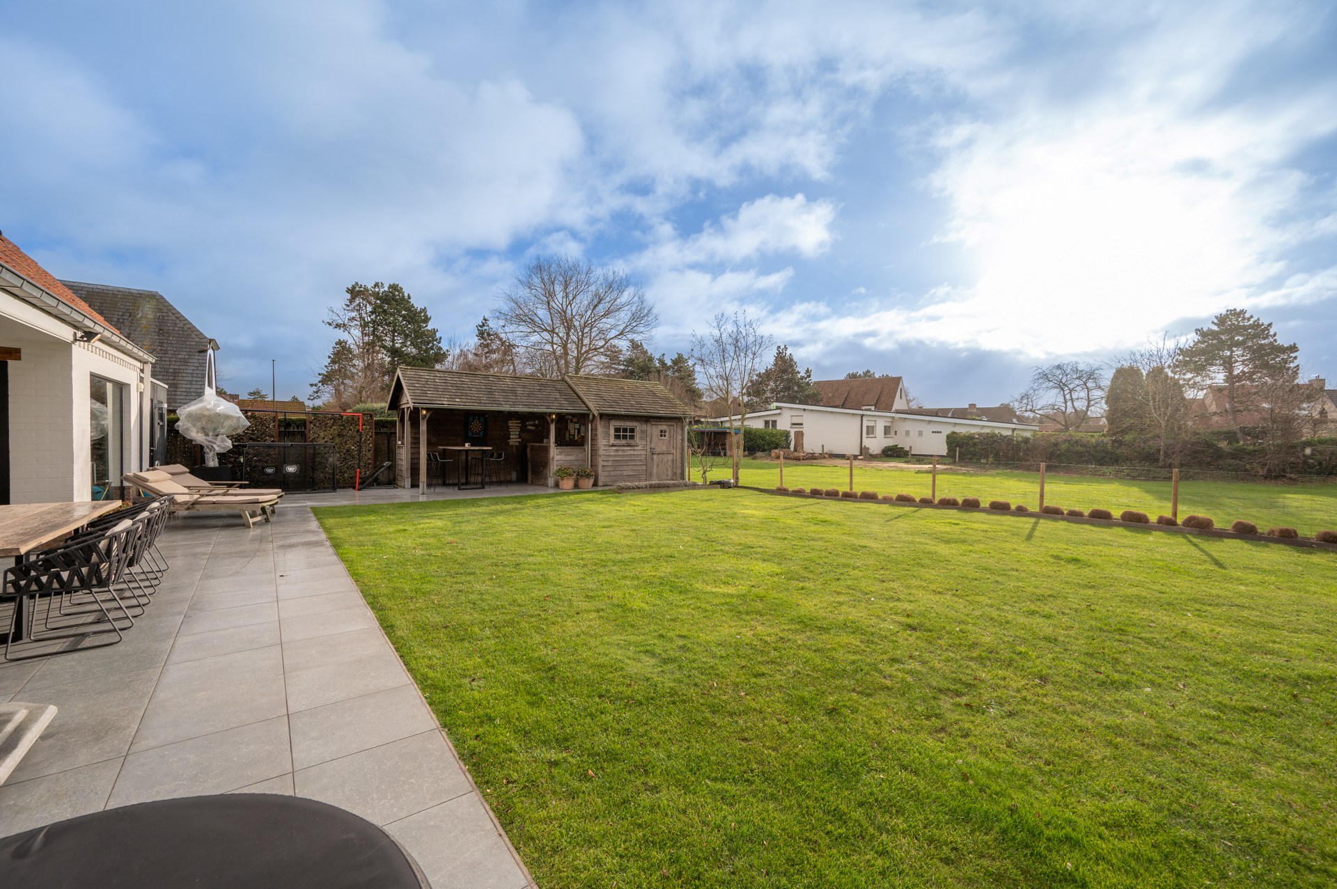 prachtig gerenoveerde alleenstaande villa geniet van een uitstekende centrale ligging, op slechts enkele minuten van het centrum van Knokke. 