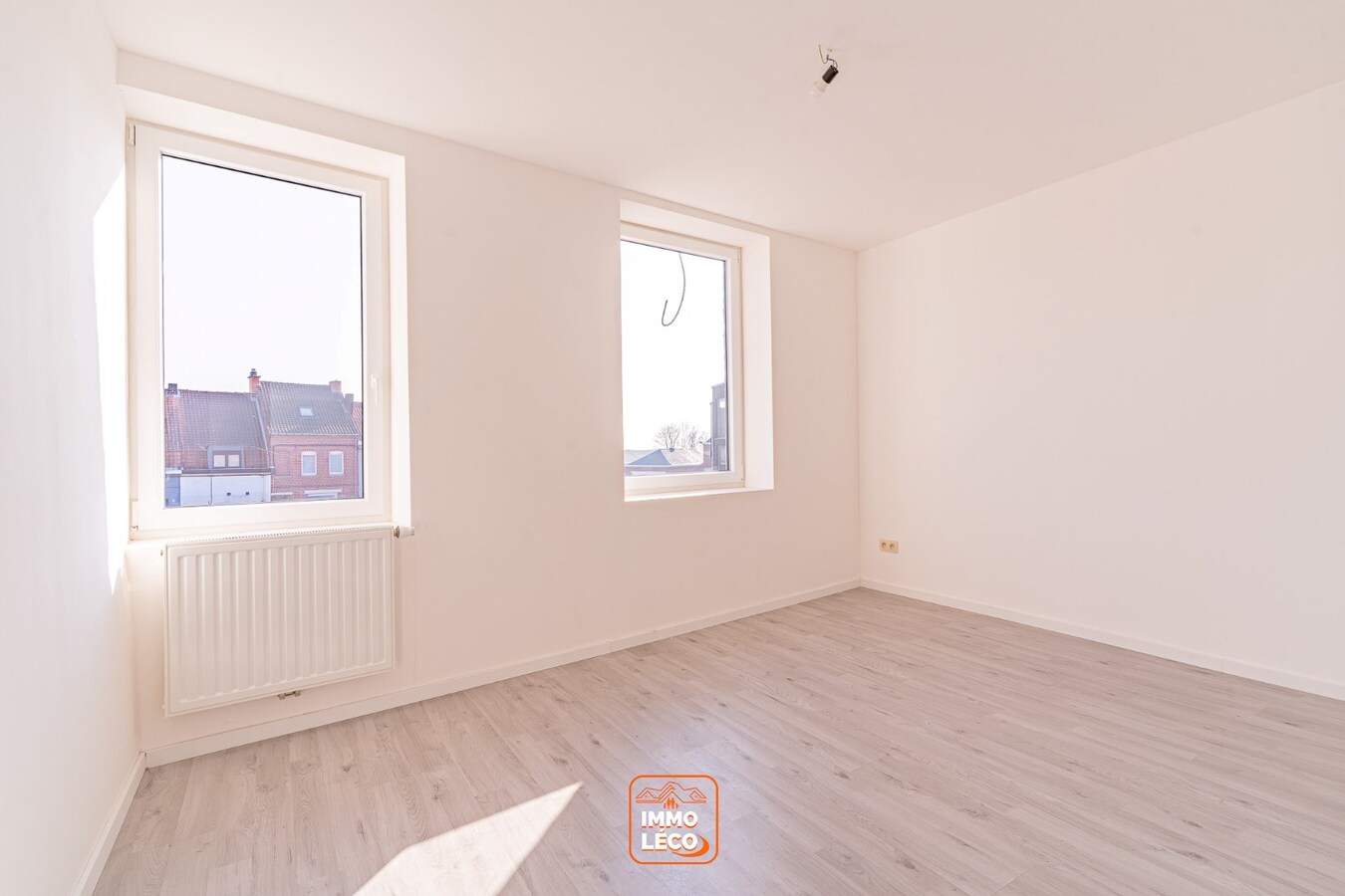 Maison entièrement rénovée tout récemment avec 3 chambres et terrasse! 