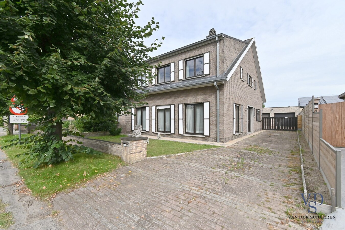 Bijzonder ruime, praktisch ingedeelde gezinswoning 