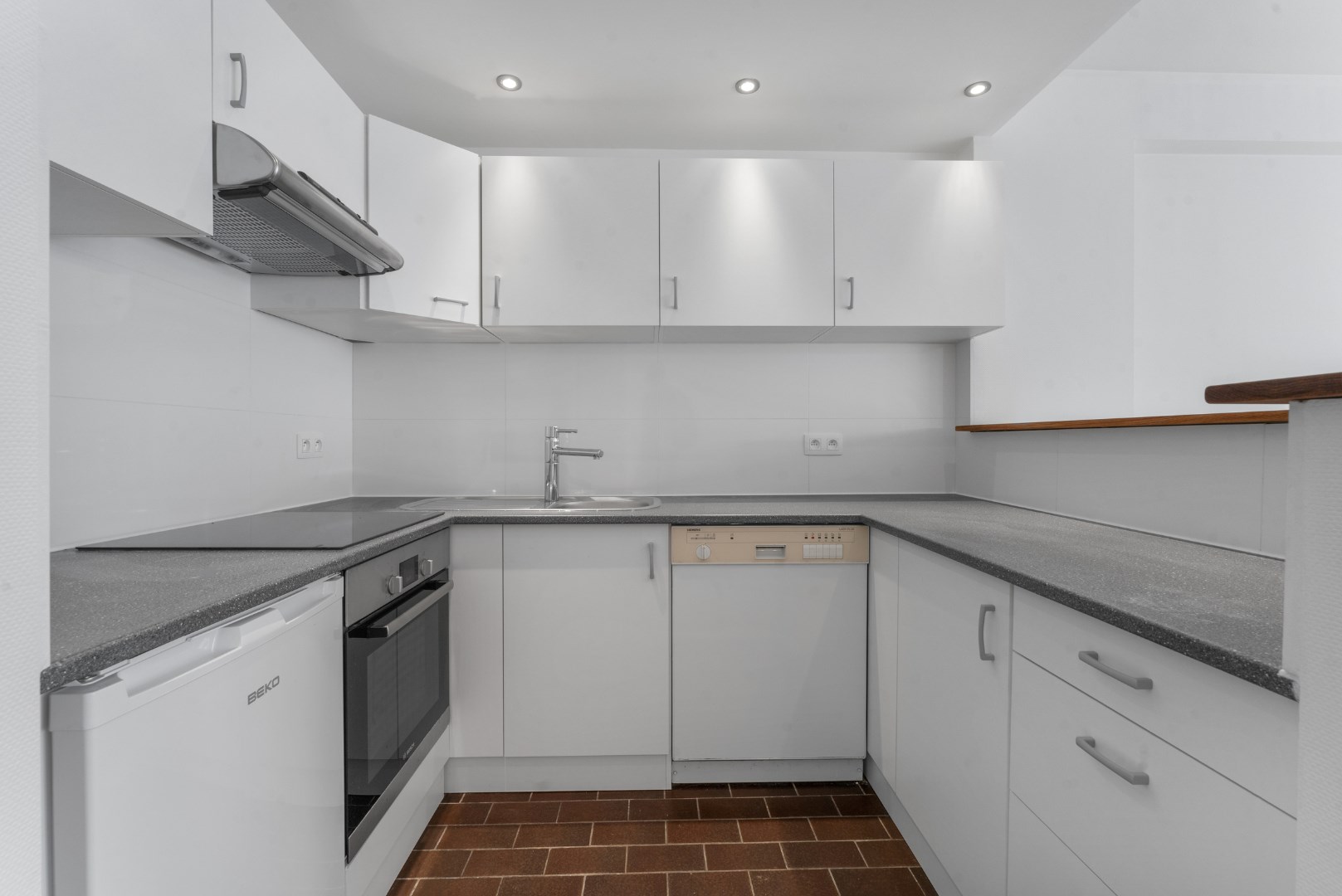 GERENOVEERD 2 SLP. APP. GELEGEN NABIJ PETIT PARIS EN LEOPOLD I PLEIN 