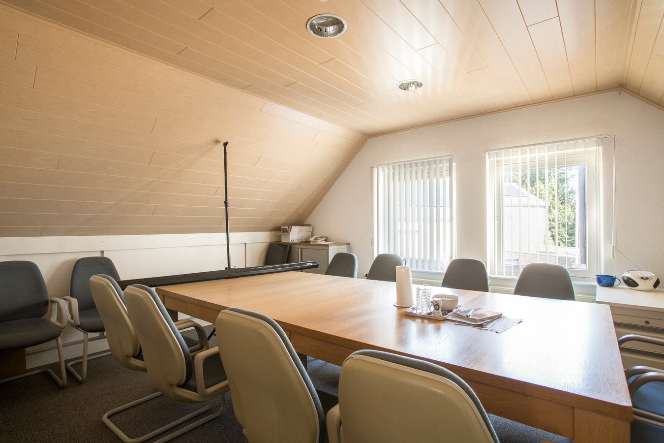 Deze vrijstaande woning met bedrijfsgebouwen staan aan de rand van Reusel tegen het bedrijventerrein. 