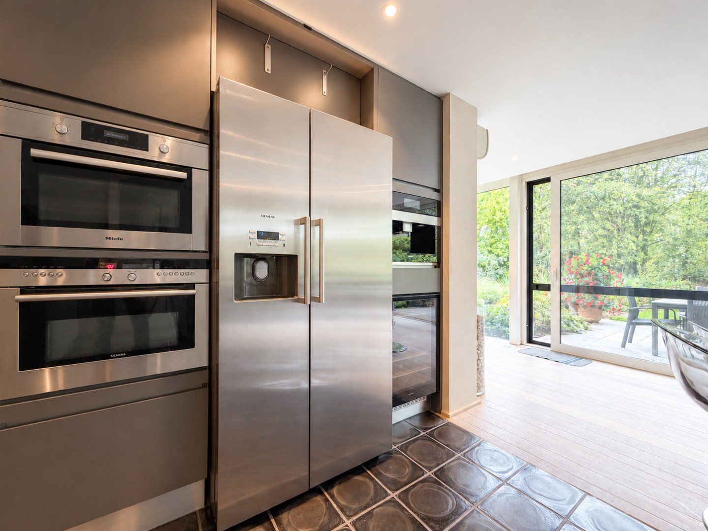 Ruime villa met prachtige tuin en hoogwaardige afwerking, perceel van 1891 m², rustig gelegen te Torhout 