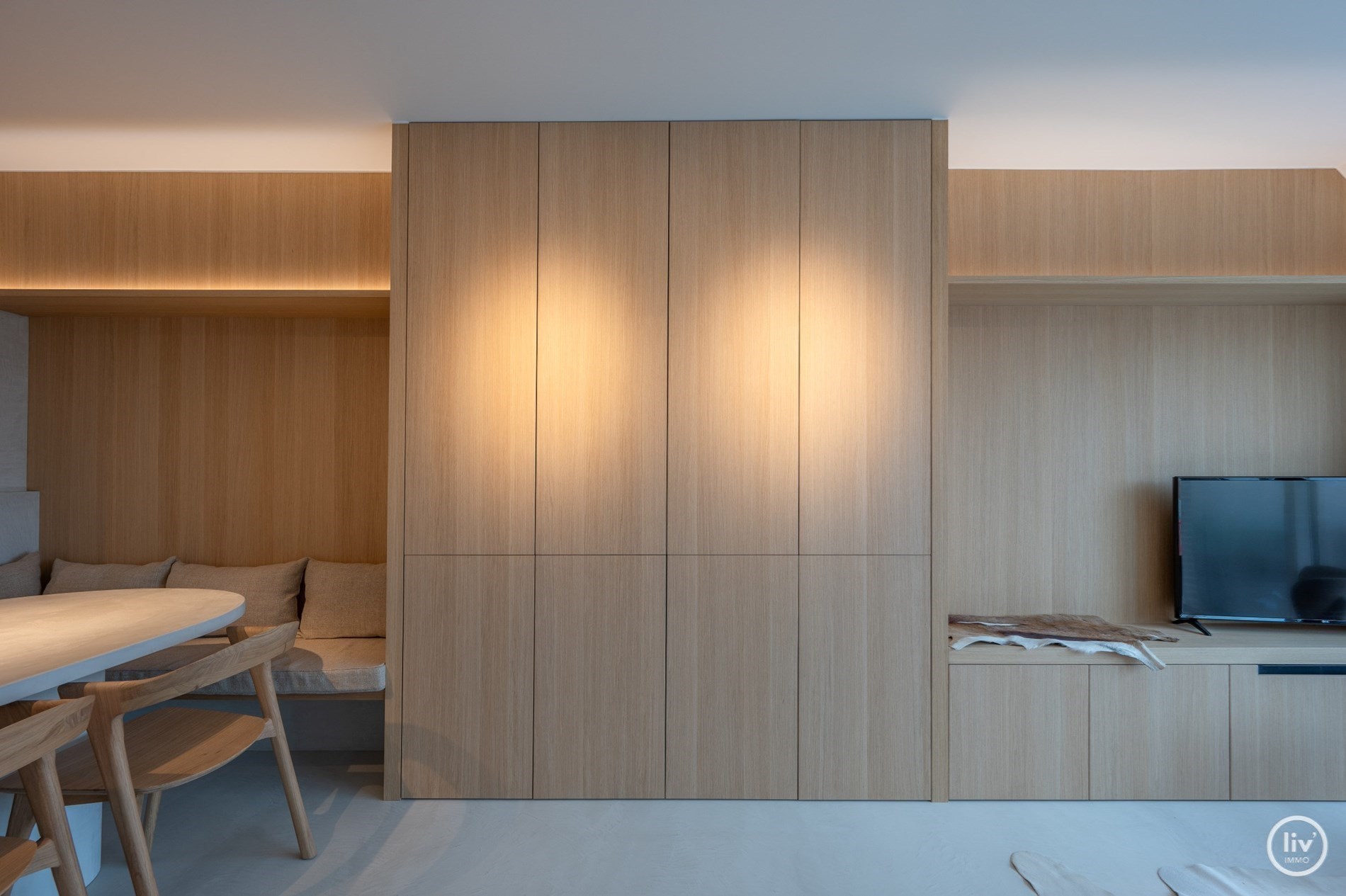 Superbe appartement en duplex magnifiquement rénové avec une spacieuse terrasse orientée vers l'ouest, situé sur la Lippenslaan à Knokke. 