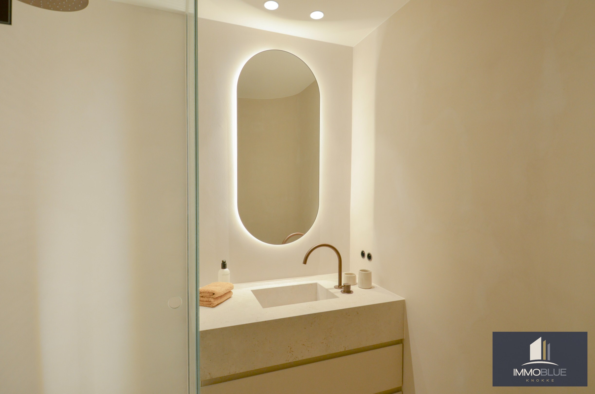 Appartement exceptionnel avec vue frontale sur la mer et une façade d’environ 11,5 mètres, situé au Zoute. 