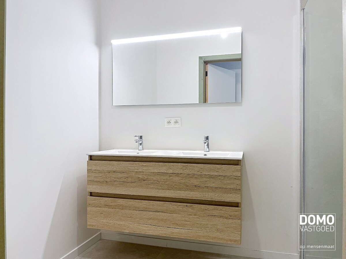 MODERN GELIJKVLOERS APPARTEMENT GELEGEN TE KERMT MET 2 SLAAPKAMERS EN RUIM TERRAS 