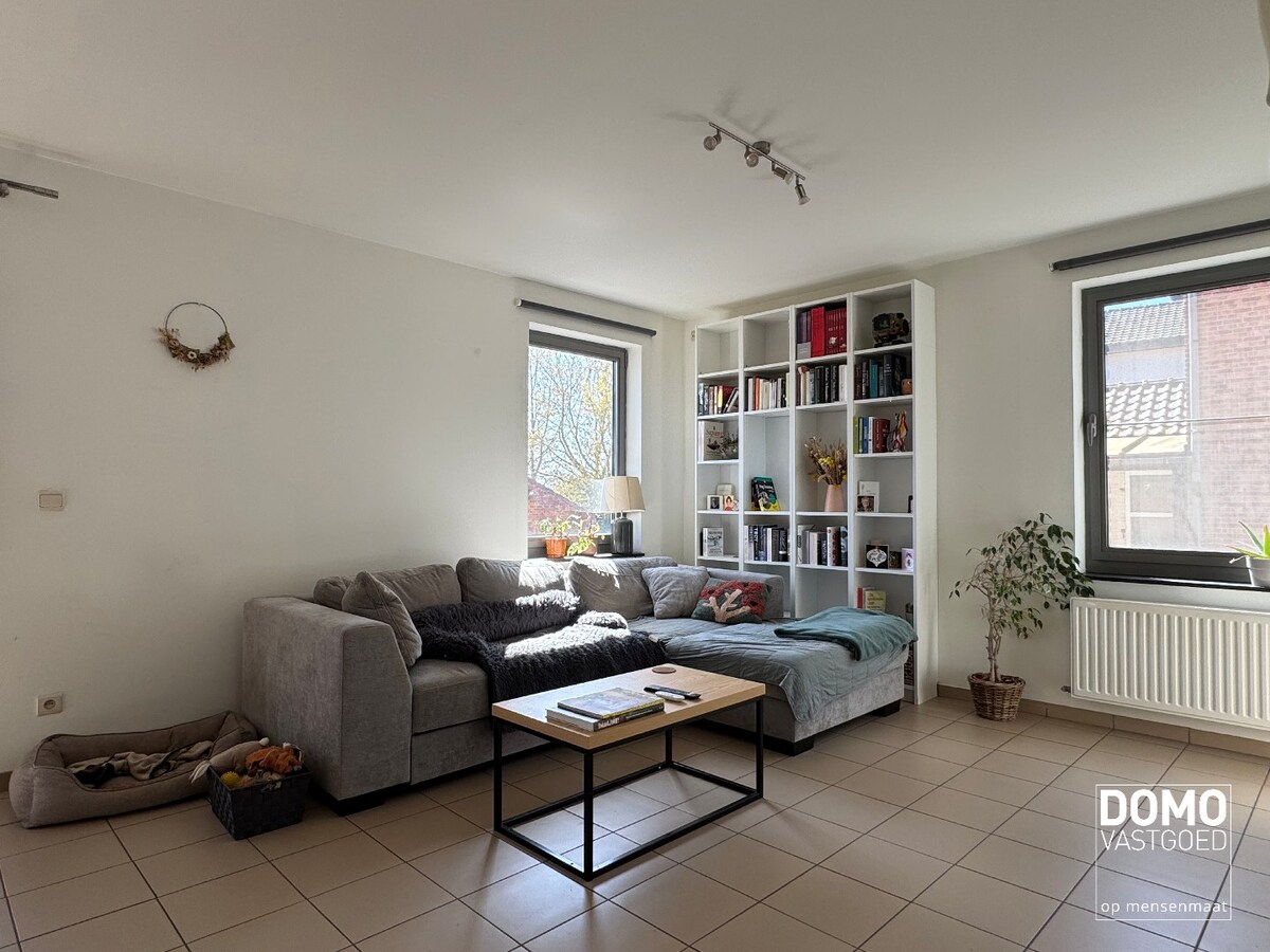 RUIM GELIJKVLOERS APPARTEMENT MET 2 SLAAPKAMERS IN HET CENTRUM VAN MELDERT 