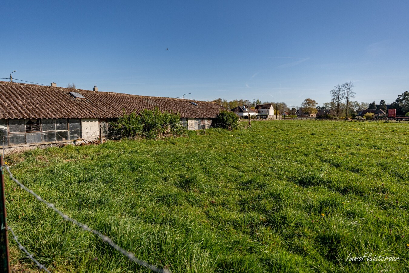 Renovated farmhouse with stables and pasture on approximately 1.7 hectares in Nazareth. 