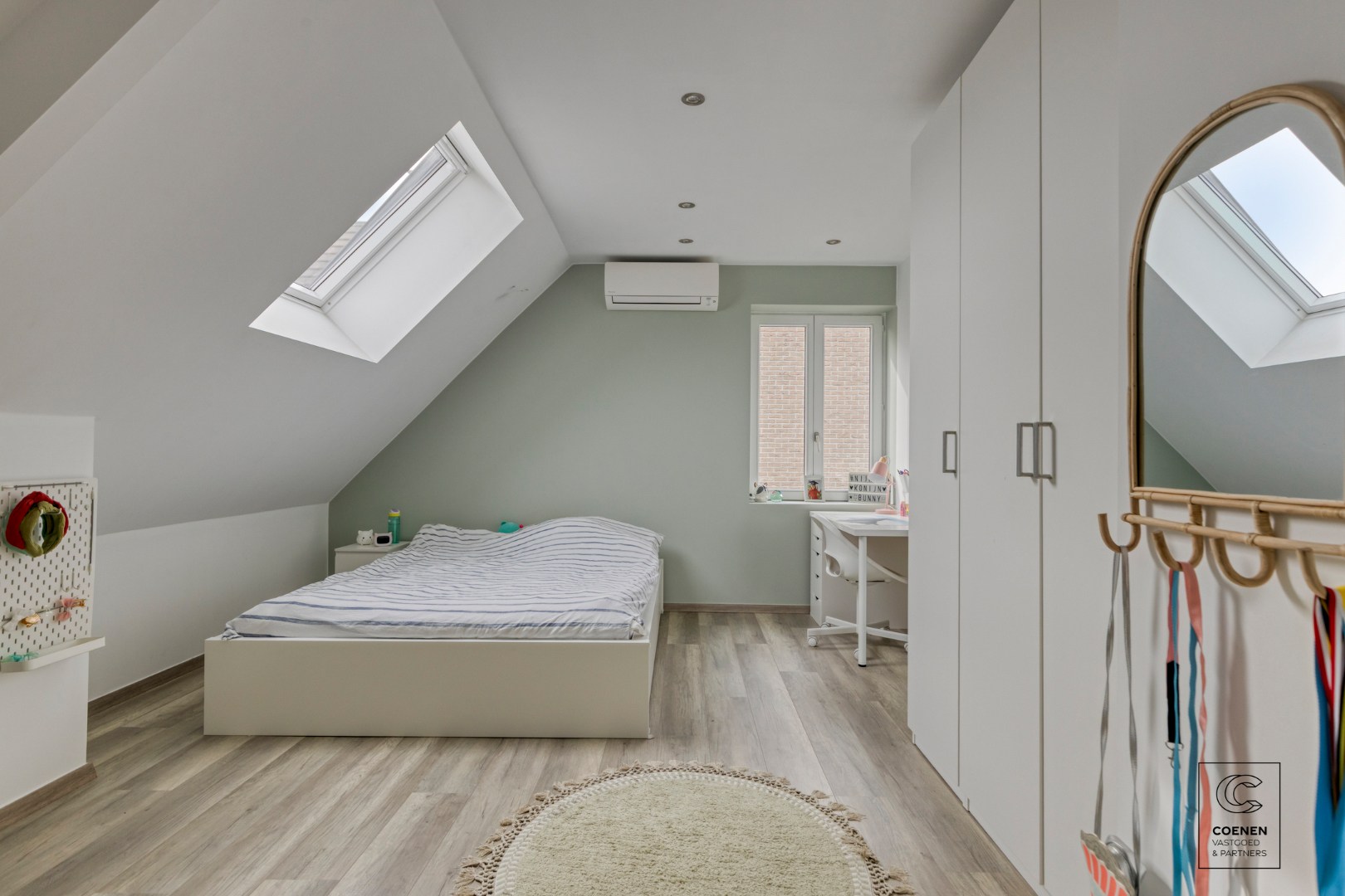 Gerenoveerde woning met 4 à 5 slpk's op een gunstige ligging te Oelegem! 