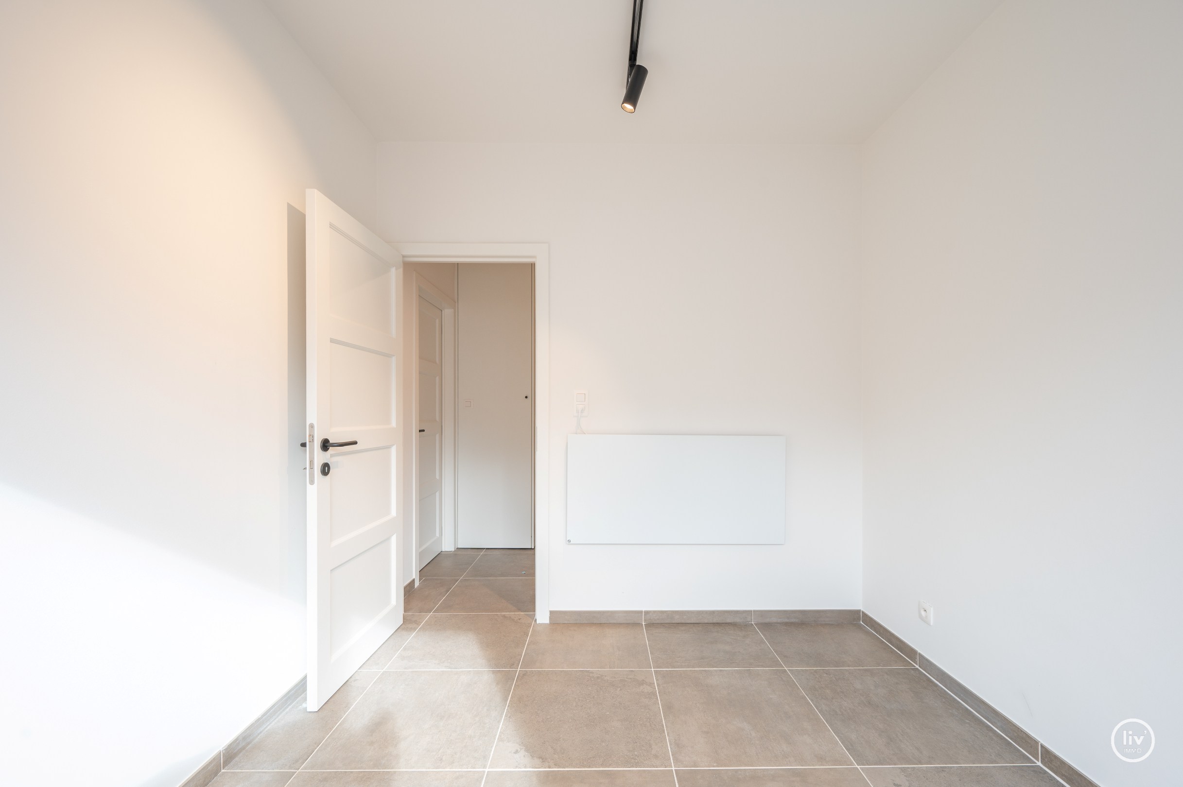 L'appartement d'angle est idéalement situé sur la Zoutelaan à Knokke, à proximité des magasins, de la plage et de toutes les commodités. 