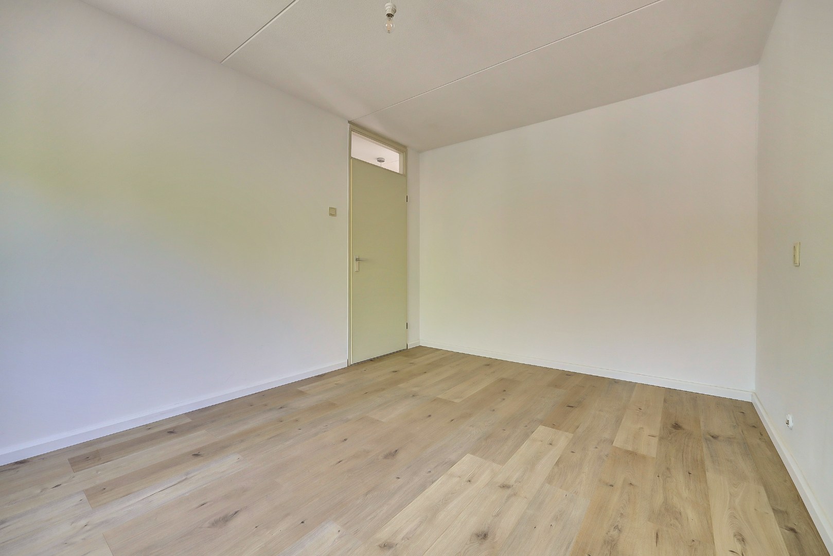 Ruime 5-kamer hoekwoning met aangebouwde garage op een kavel van maar liefst 297 m2 eigen grond! 