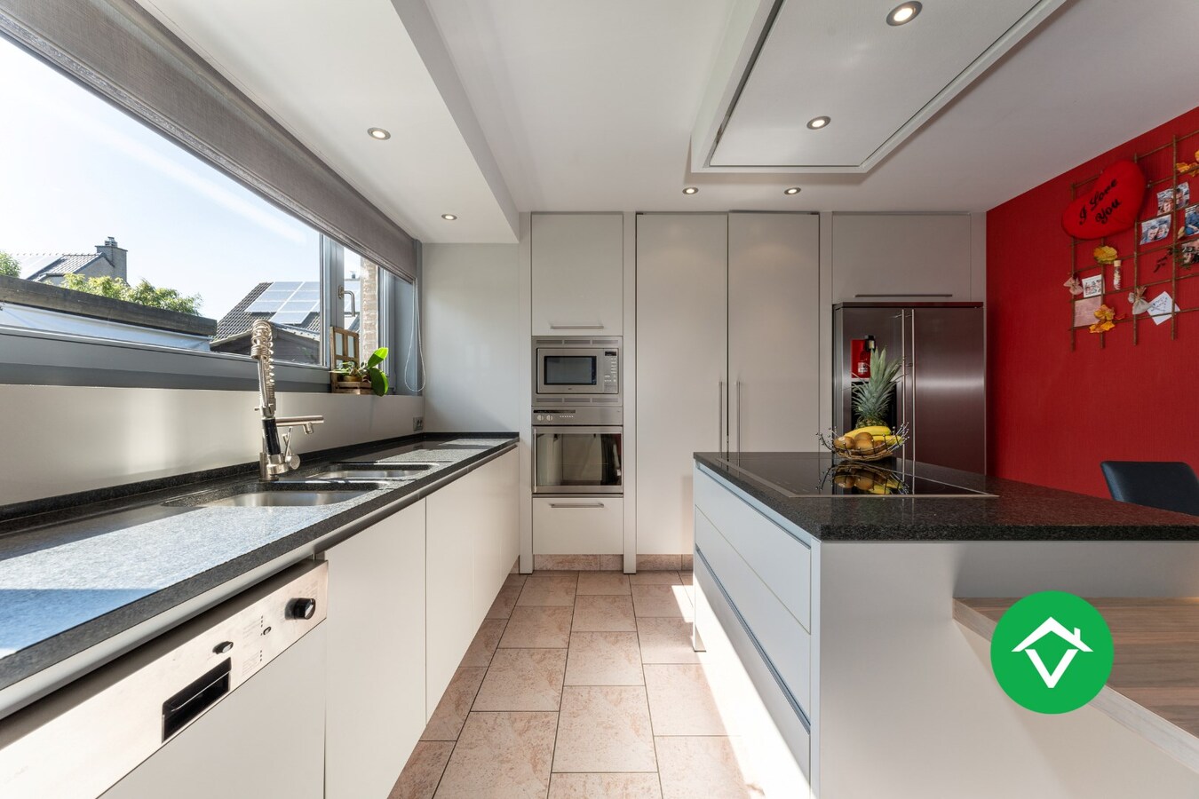 Ruime open bebouwing met 4 slaapkamers en 3 garages in Kortemark 