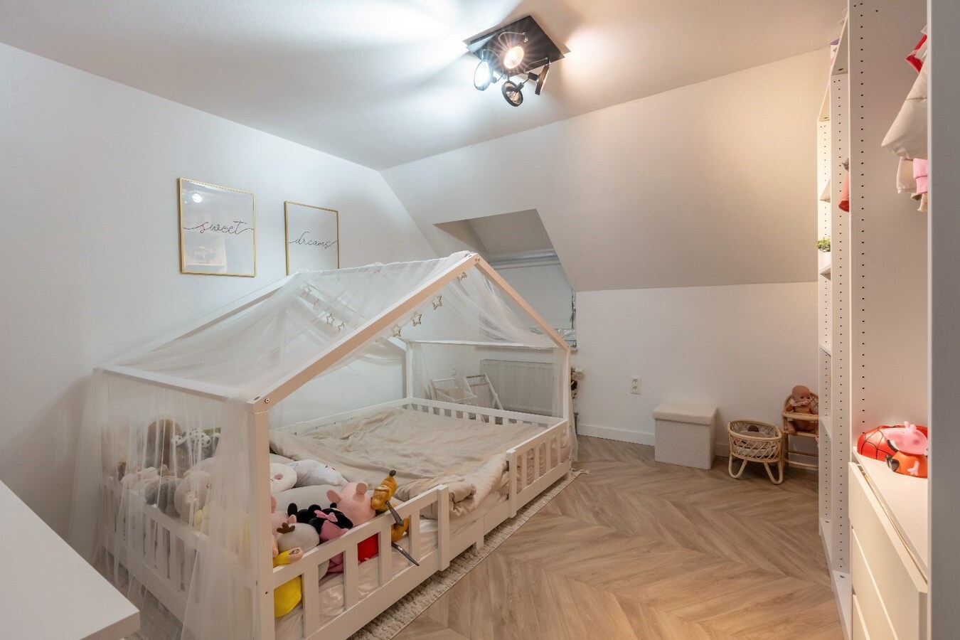 Ruime woning in Dorne(Maaseik) met 4 slaapkamers, gelegen op een uitzonderlijk ruim perceel. 