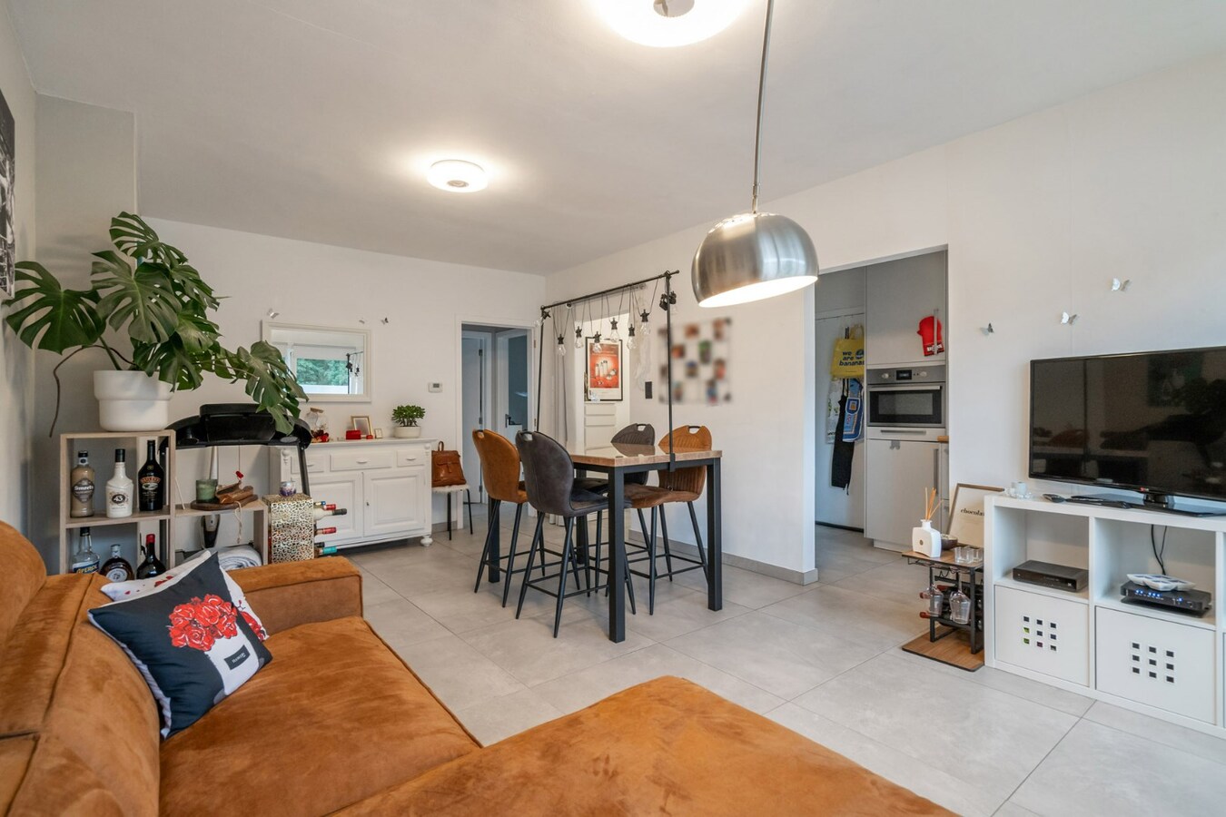Gerenoveerd appartement met 2 slaapkamers en garage 