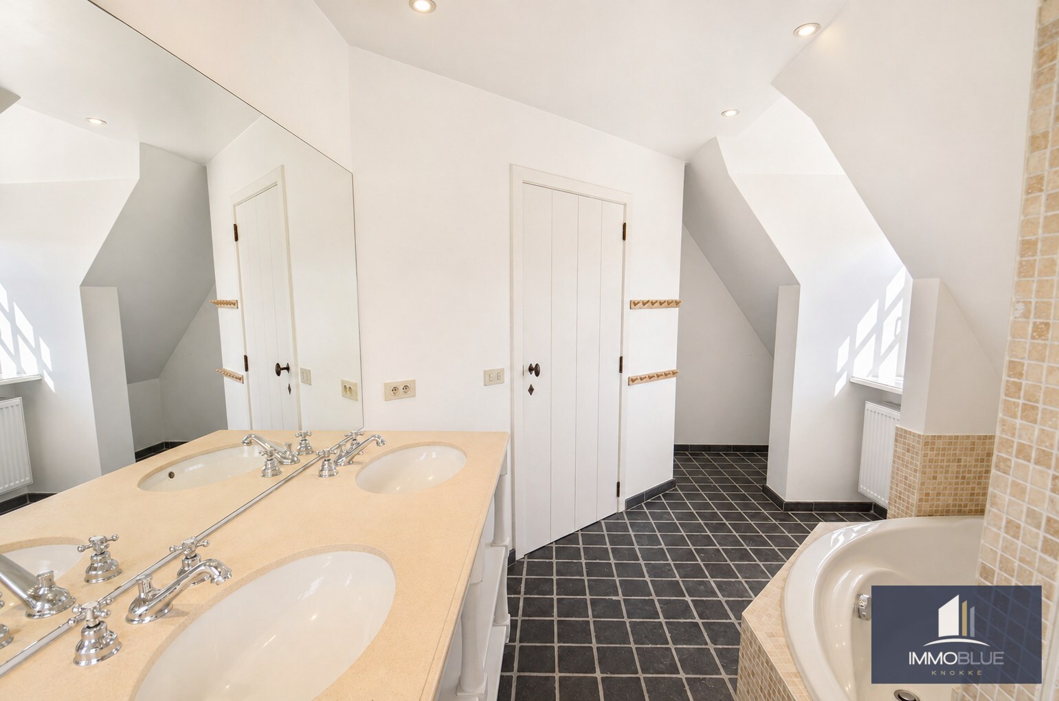 Tijdloze villa met uitzonderlijke vergezichten op een residentiële locatie. 
