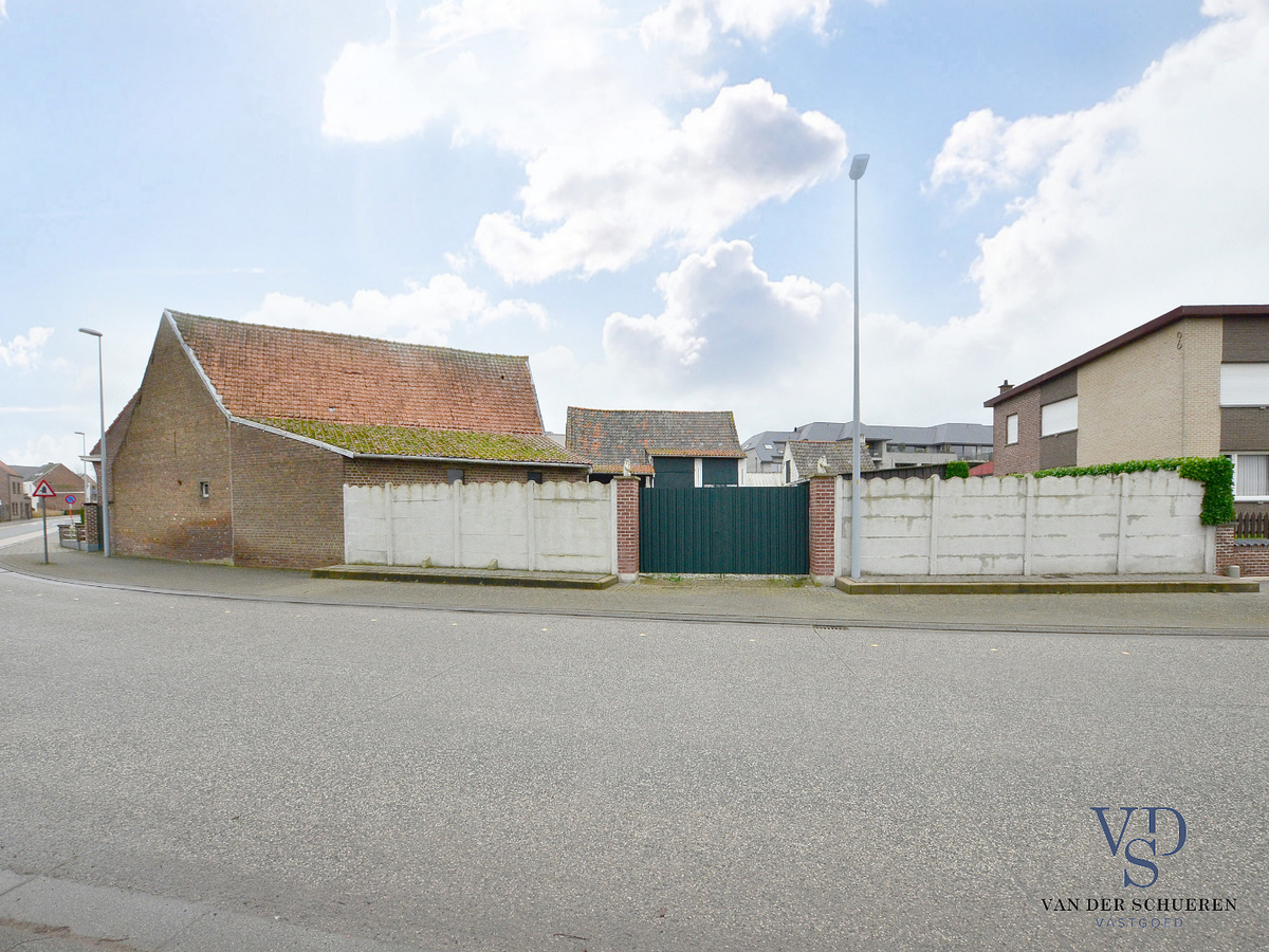 Stevige woning met karaktervolle stallingen in hartje Dikkelvenne. 