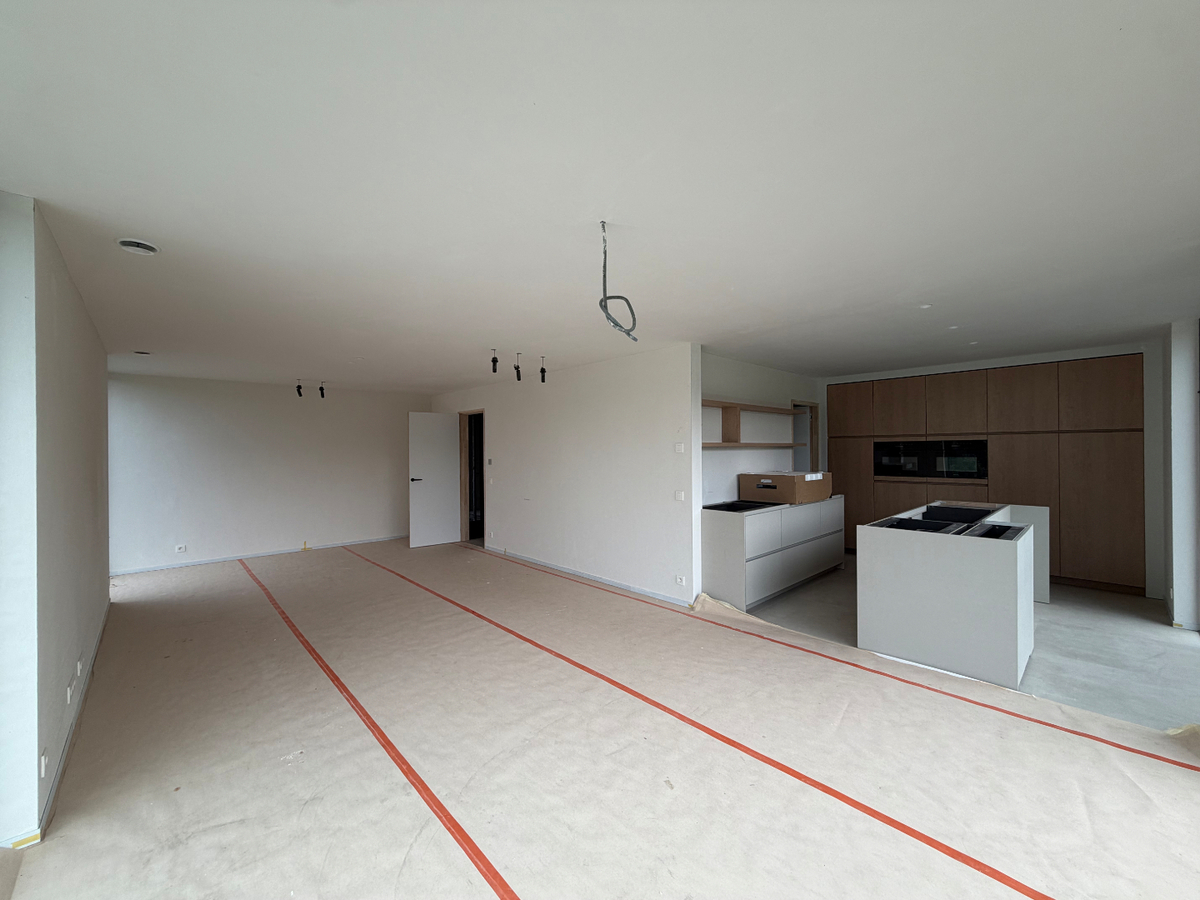 Ruime nieuwbouwwoning met terras en tuin. 