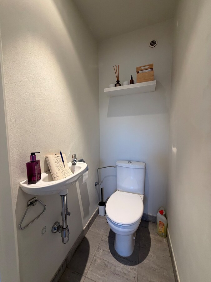 Ruim en lichtrijk dakappartement te Asper. 
