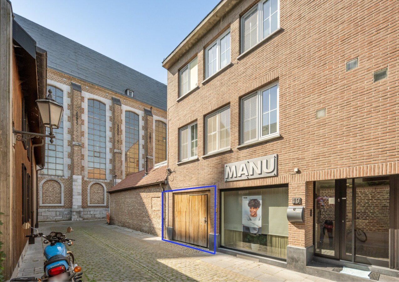 Polyvalent handelspand (restaurant, afhaalrestaurant, wijnbar,  kantoor, winkel...) gelegen op 100 meter van de historische markt van Maaseik! 