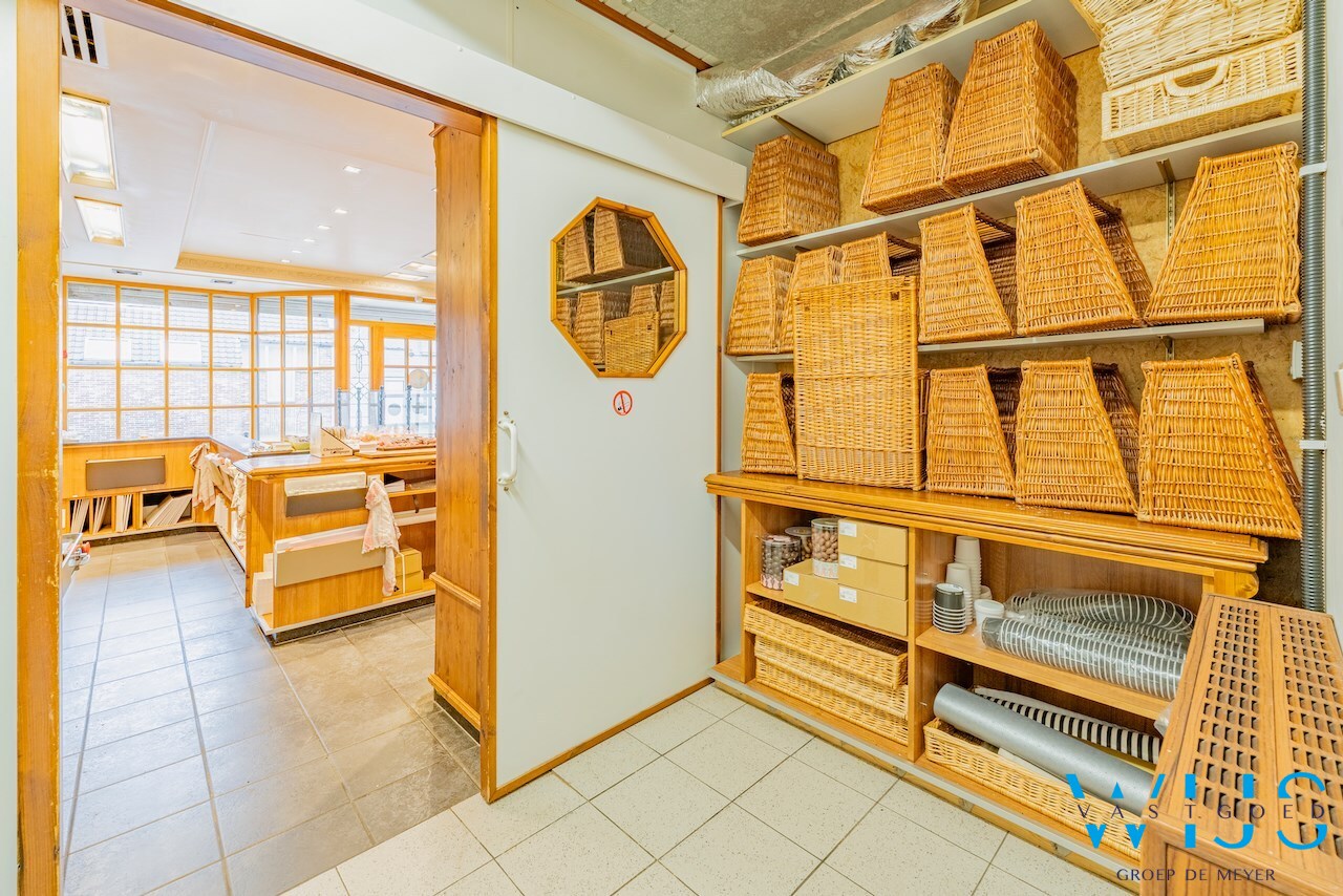 Perfect draaiende bakkerij/handelspand te Ertvelde ! 