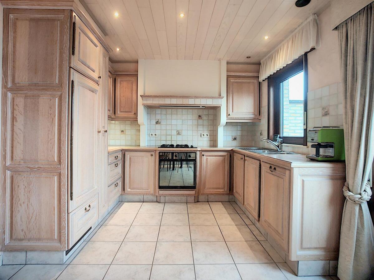 Grote, praktisch ingedeelde woning met oprit, garage &amp; tuin - Heist 