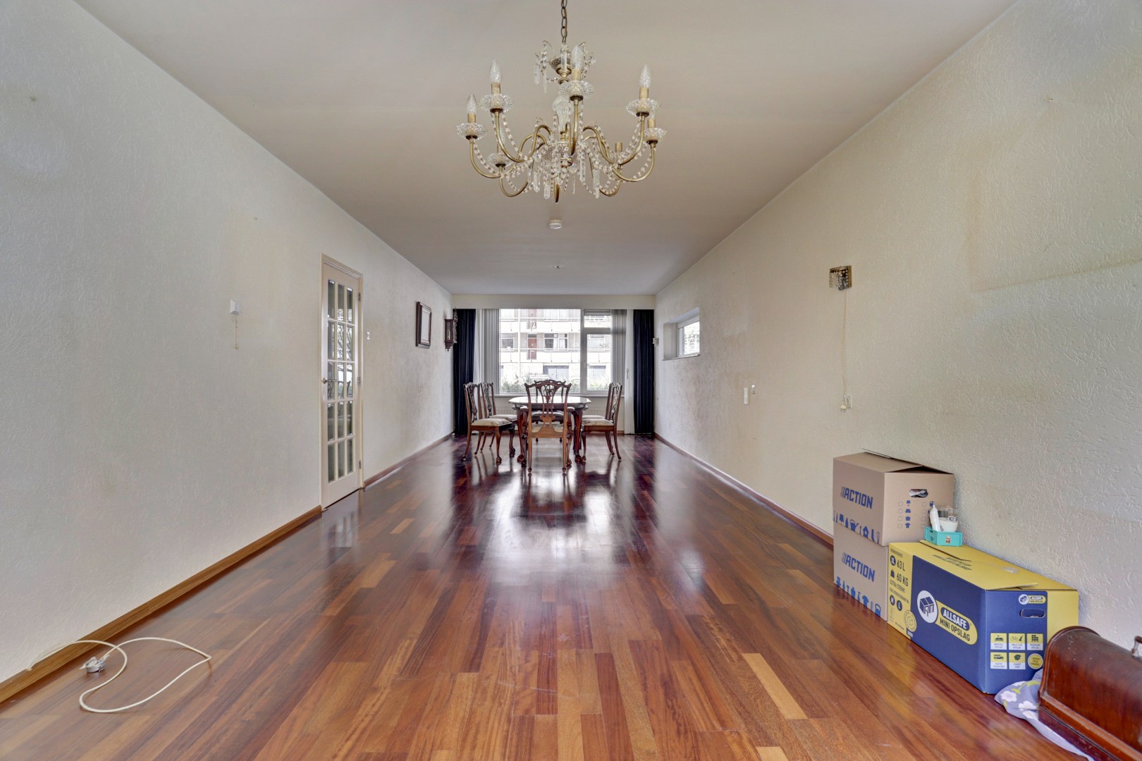 Bijna 100 m² gelijkvloers woonplezier op de begane grond met terras van ca. 36 m².  Deze 3- (voorheen 5) kamerwoning is gelegen op eigen grond! 