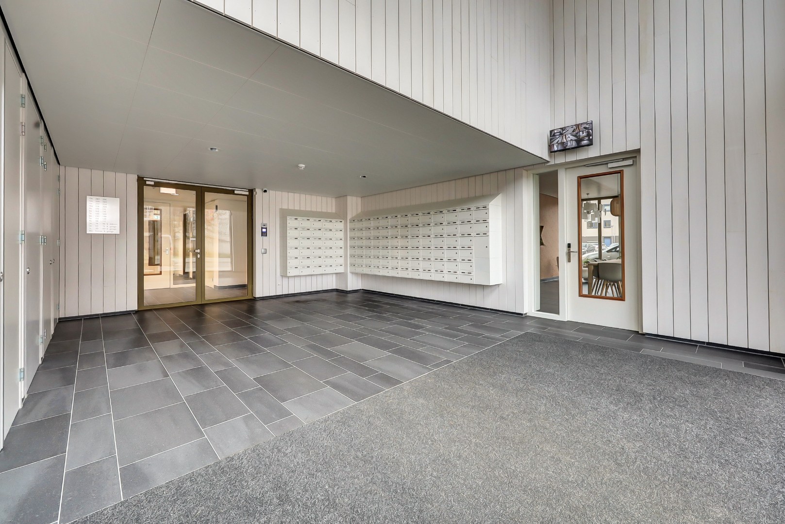 Nieuw en instapklaar 3-kamer appartement op de zevende verdieping met luxe keuken en badkamer, riant uitzicht over de omgeving en naar het centrum van Rotterdam. 