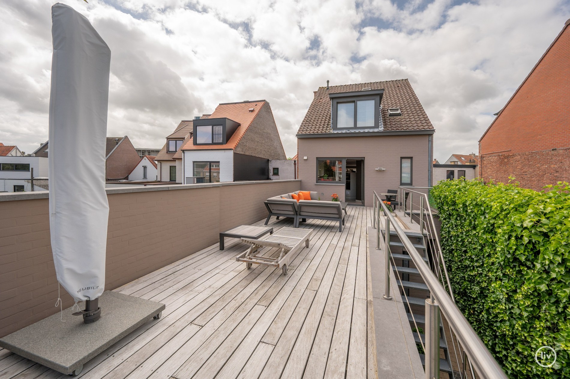 Fraaie bel-étage woning in het centrum van Knokke met Schoonheidssalon op het gelijkvloers. 