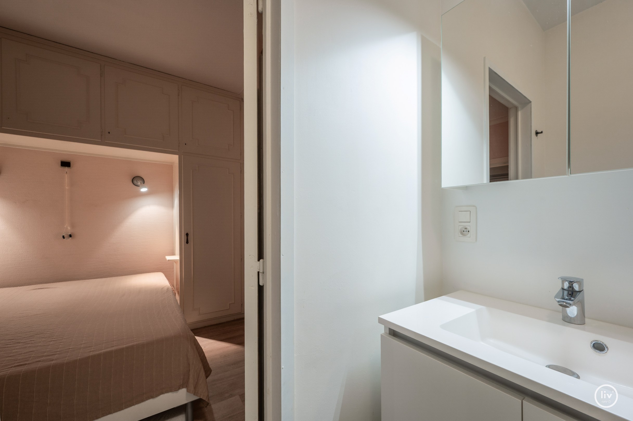 Instapklaar appartement met 2 slaapkamers nabij strand en Lippenslaan te Knokke. 