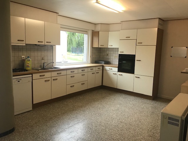 Halfopen ruime woning met 3 slaapkamers en buitenruimte. 