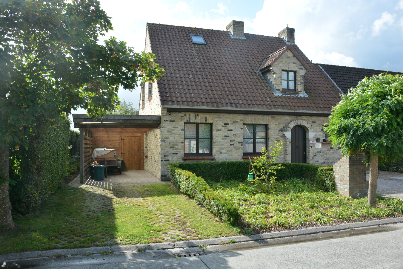 Half-open woning op topligging - Interessante investering 